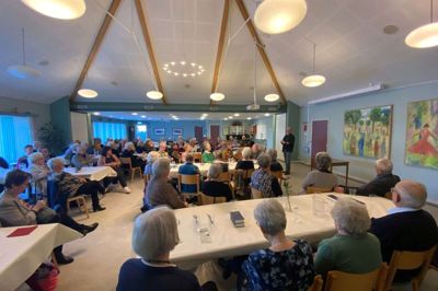 Leif Fabricius underholdt onsdag en fyldt sal i Alhuset i Kibæk med sit foredrag »En sund sjæl i et sølle skrog«. Foto: Mathias Guldberg