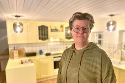 Gitte Vinther har i ni år forsøgt at sælge sit hus syd for Feldborg. Nu har DR-programmet »I hus til halsen« forsøgt at shine det op. Blandt andet køkkenet har fået en overhaling og er blevet malet gult. Foto: Jan Briks Kjærside