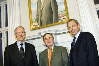 På billedet fra 2005 ses Knud Munk Nielsen, kunstneren Peter Carlsen og daværende viceamtsborgmester Martin Merrild - og portrættet af den tidligere amtsborgmester. Foto: Arkivfoto