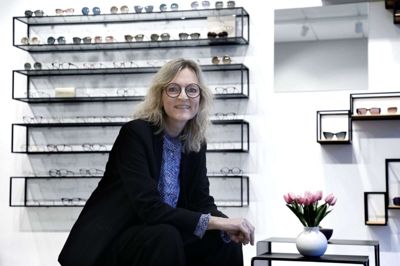 Anette Vinding havde kun været optikerlærling i få uger, da butikkens daværende indehaver, Jørgen Wichmann, i 1983 bad hende hjælpe en kunde, der skulle have skiftet sit glasøje. Den oplevelse glemmer hun aldrig, men opgaven skræmte hende dog ikke mere, end at hun 40 år senere stadig er ansat hos Wichmann Optik i Herning. Foto: Henrik Ole Jensen