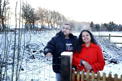 Upul Udayaraj Jayasinghe og Ganga Nadeeka Jayasinghe, begge 46 år, flyttede fra Sri Lanka til Oman til det noget køligere Danmark, hvor han håber på at få arbejde som læge. Ganga Jayasinghe arbejdede som skuespiller og tv-vært på Sri Lanka, i dag er hun serviceassistent i ISS. Foto: Tom Laursen