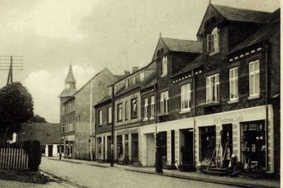 Sådan så gadebilledet tidligere ud i Kirkegade i Vildbjerg - med en stribe af butikker. Foto: Vildbjerg Lokalhistoriske arkiv