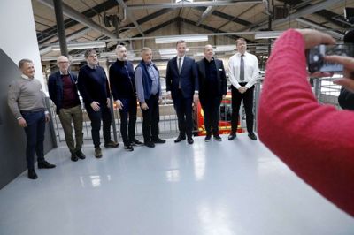 Transportministeren (nummer tre fra højre) fik flere input med fra sin tur til Herning. Foto: Henrik Ole Jensen