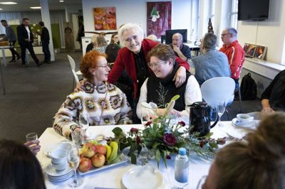 Jobbanken fejrede sine jobjubilarer tirsdag 17. januar. Direktør Birgit Jeppesen (stående) kunne med rette glæde sig over Jobbankens resultater gennem de seneste 20 år. Foto: Tom Laursen