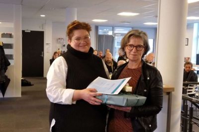 Charlotte Toft (t.v.) fik ved sit 10-årsjubilæum overrakt gaver og diplom af Kirsten Mark Würtz, der er vejleder i Jobbanken. Foto: Hans-Henrik Lærke
