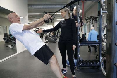 Hjertepatient Lars Falk hiver sig op i stropperne, mens instruktør Helene Klint fra Træningshuset-Lind giver gode råd og vejledning. Hjerteforeningen Herning har fået et nyt tilbud om træning, og der er plads til flere, lyder det fra foreningen. Foto: Henrik Ole Jensen