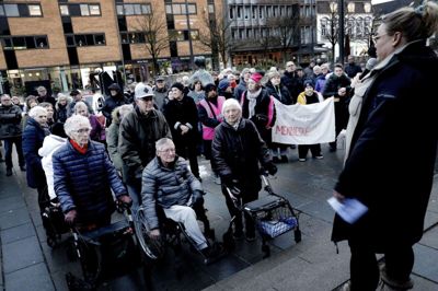 Byrådspolitiker Lone Nielsen var en af talerne til demonstrationen mod byrådets besparelser på ældre, handicappede og børn. Foto: Henrik Ole Jensen