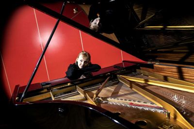 Hannah Vingborg Eklund ved musikskolens Steinway-flygel, som hun har tilbragt mange timer ved. Foto: Tom Laursen