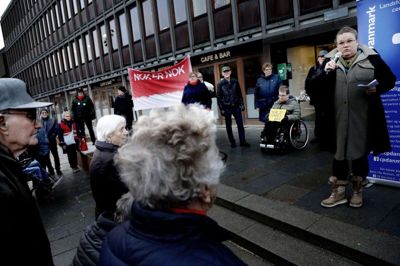 En demonstration på torvet foran rådhuset gjorde ikke den store forskel, da byrådet tirsdag vedtog tre sparerunder på børm, ældre og handicappede. Foto: Henrik Ole Jensen