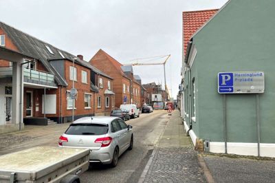 Bethaniagade vil blive ensrettet fra vest mod øst, når gaden genåbnes efter byggeriet af den nye varmestue. Ensretningen vil dog først begynde vest for Herninglund P-plads, så bilister vil fortsat kunne køre ud i Møllegade fra de to baggårde, der ligger i den vestlige ende af Bethanigade. Foto: Bo Lundgaard
