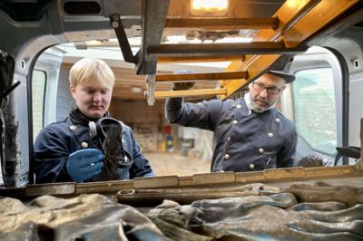 Det går godt for Skorstensfejerfirmaet Stjernholm, hvor skorstensfejermester Rasmus Stjernholm for første gang i 10 år melder om stigende efterspørgsel på montering af nye brændeovne. Foto: Jan Briks