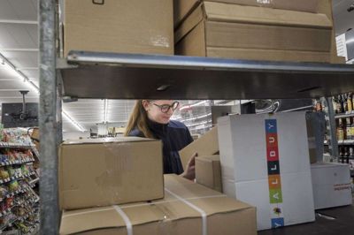 Postnord har opsagt aftaler om udleveringssteder med 200 butikker rundt i landet. I det midtjyske rammer Postnords indskrænkning Min Købmand i Kølker. Her søger købmand René Bendtz Sørensen nu om, at en af Postnords konkurrenter DAO vil oprette et udleveringssted for pakker i Kølkær. Foto: Steen Don