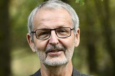 Leif Fabricius er opvokset i Vestjylland og uddannet lærer. I mange år har han arbejdet som revyforfatter og blev i 2001 kåret som årets revyforfatter. Foto: Privatfoto