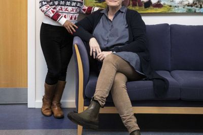 Kurset »Lær at tackle hverdagen som pårørende til en langvarigt syg« kører over syv gange, men nogle af grupperne fortsætter selv efter 7. gang. Shamita Rix er instruktør på kurserne. Elin Barslund Madsen er forebyggelseskonsulent i Herning Kommune. Foto: Malene Tswai
