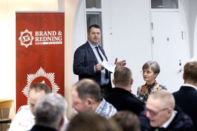 Ib Lauridsen, der er Venstre-borgmester i Ikast-Brande Kommune og formand for beredskabskommissionen for Brand & Redning Midtvest, indledte rækken af taler til beredskabets nytårsparole. Han kom blandt andet ind på den store indsats, der blev gjort ved branden hos IBF i Ikast sidste onsdag. Her var også brandfolk fra Herning med til at slukke branden. Foto: Tom Laursen