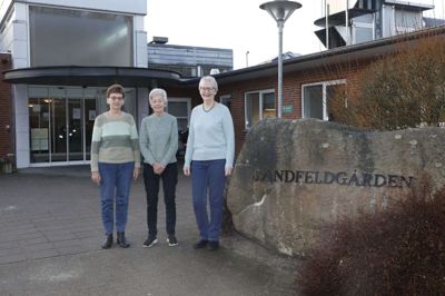 Kirsten Hansen (t.v.), Mie Mogensen og Herdis Callesen (t.h.) har alle arbejdet som frivillige på Sandfeldgården i mange år. Foto: Henrik Ole Jensen
