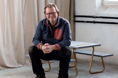 Carsten Thor har selv designet »Minnie«. Konstruktionen af bord-bænke-sættet gør, at det kan holde til vægten fra både børn og voksne, og det kan ikke vælte, fortæller han. Foto: PR-foto