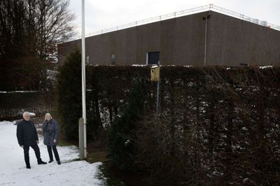 Nettolines nye bygning er 10 meter høj og ligger kun 23 meter fra Mogens Borg Kruse og Lissy Kruses ejendom i Aulum. De synes, den skygger og tager udsigten. Foto: Henrik Ole Jensen