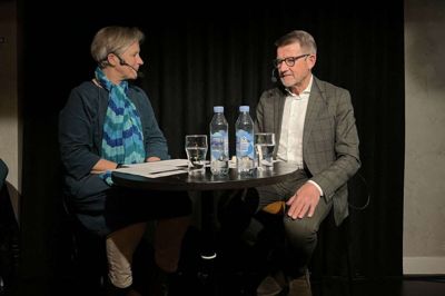 Dorte Grout og Helge Sander i samtale til »Ti jeg ka’ li’«. Foto: Privatfoto
