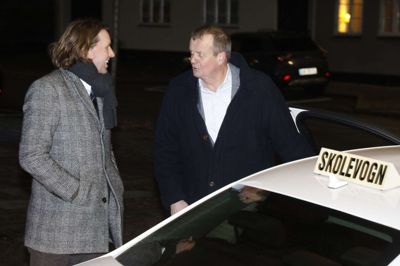 Indehaveren af Kørecenter Ravnsbjerg, Tom Mose Jensen, spiller en stor rolle i bogen »Meter i sekundet«. Torsdag aften var han inviteret til gallapremiere i Ringkøbing Biograf. Inden han og hustruen Mette Blomgreen kunne sætte sig godt til rette i de bløde stole, havde han dog lige en vigtig opgave: Han kørte de kendte gæster fra Hotel Fjordgården til Ringkøbing Biograf. En af passagererne var journalist Anders Agger (t.v.). Foto: Henrik Ole Jensen