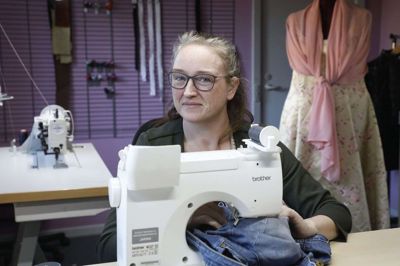 Winnie Braun har åbnet ny systue i Sdr. Felding. Hun syr næsten alt på bestilling og reparerer og omlægger også. Foto: Henrik Ole Jensen
