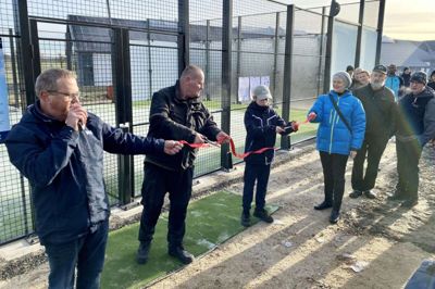 Den røde snor blev fredag klippet ved Møltrup Optagelseshjem i Timring til ny padelbane, multibane og fitnessareal. Foto: Jan Briks Kjærside