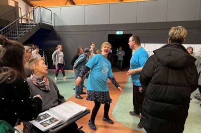 Dans giver motion og velvære, og man kan ovenikøbet indlære rutiner ved hjælp af dans, fortæller instruktør Signe Naessing fra firmaet »The Feel Good Way«. Hun stod for en af Nytårsfestivalens absolut mest populære workshops. Foto: Marianne R. Eskildsen
