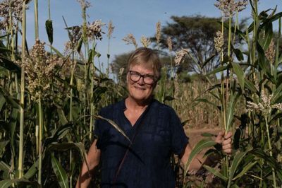 Inger-Marie Svinth oplevede lidt af hvert, da hun besøgte 16 forskellige steder i Kenya, hvor Folkekirkens Nødhjælp havde bidraget. Her befinder hun sig i et af Kenyas hårdtprøvede landbrugsområder. Foto: Folkekirkens Nødhjælp