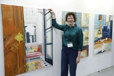 Allerede inden Art Herning officielt var åbnet, havde Hanne Schmidt solgt værket »My favourite spot #1«. Bag hende ses »My favourite spot #3« og »My favourite spot #2«. Foto: Henrik Ole Jensen