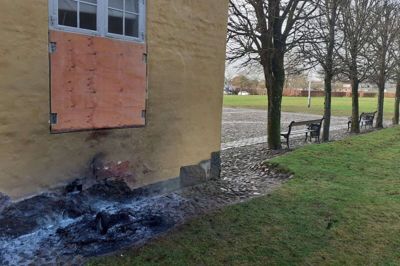 Kun de forkullede rester er tilbage af affaldsbeholderen ved den nordlige gavl på Herningsholm efter ildspåsættelsen tidligt mandag morgen. Museum Midtjylland har sat sensorstyrede lysprojektører op langs herregårdens østlige og nordlige side for at holde ubudne gæster væk. Foto: Jesper Wind