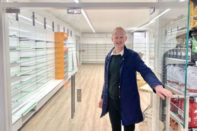 Købmand Henrik Seerup fra Meny i Kibæk glæder sig til at få det nye apotek indenfor. Foto: Jan Briks Kjærside