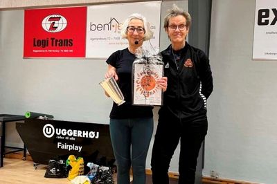 Tirsdag havde fællesformand for Snejbjerg SG&I, Kirsten Østergaard æren af at overrække foreningens årlige lederpokal til gymnastikinstruktør Bodil Mendgaard (t.v.). Foto: Privatfoto
