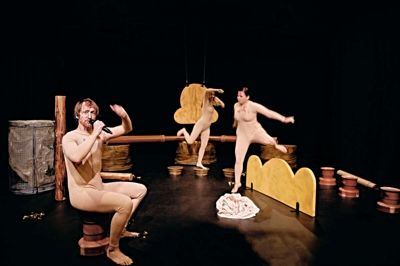 Tirsdag og onsdag aften indtog Mathilde Lundberg, Johanne Dal-Lewkovitch og Søren Bang Jensen scenen på Team Teatret. Foto: PR-foto