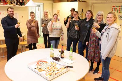 Skål og tillykke! Der var glæde hos medarbejdergruppen i Uhrskoven, da de fejrede nyheden om den kommende vuggestue. Foto: Merete Riis Jensen