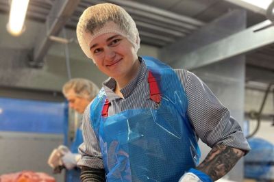 20-årige Benjamin Bech Jensen, Herning, dyster sammen med fire andre deltagere ved DM i Skills i Fredericia om at blive Danmarks bedste slagterelev. Foto: PR-foto