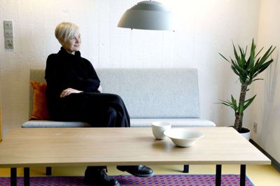 Anne Marie Mau er formand for den fond, der har købt den gamle højskole. Sofaerne er designet ud fra gamle billeder. Foto: Henrik Ole Jensen