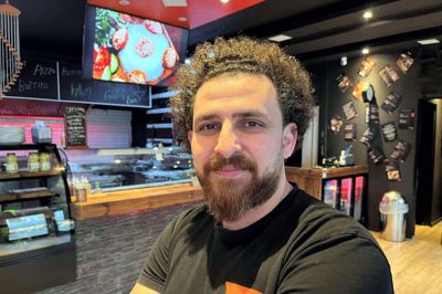 Sammen med ægtefællen Nesrin Alkhaldi, der er den officielle ejer af restaurant Damaske i Søndergade, kæmper Badawi Shamout en hård kamp for at gøre spisestedet kendt blandt herningenserne. Den 41-årige flygtning har en traumatisk fortid og har blandt andet siddet fængslet i Syrien. Foto: Bo Lundgaard