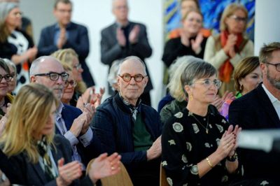 I midten ses tidligere direktør for museet Arken i Ishøj Strand, Christian Gether, som i sin tid tog initiativet til at udstille Else Alfelts værker på museet tæt på København. Til højre ses Hernings borgmester Dorte West (V) og til venstre Johs. Poulsen (R), der er formand for kommunens kultur- og fritidsudvalg. Foto: Chresten Bergh