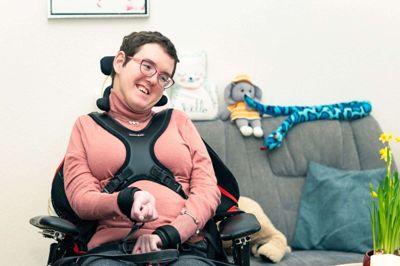 Allie Elisabeth Blaauw sidder i kørestol, og hver gang selen spændes op, skal det dokumenteres. Det giver ifølge Brande Åcenter uendeligt meget papirarbejde. Bostedet mener, at de bør blive mødt med mere tillid og mindre kontrol. Foto: Linna Grøn