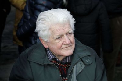 Edward Helms har altid været god til at fortælle historier. Den 89-årige Gludsted-borger fik lørdag sit helt eget tårn: »Fortællingens tårn«. Foto: Henrik Ole Jensen