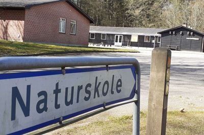 De nedslidte sorte barakker ved det, der engang var Ørre Naturskole, skal væltes. Den røde murstensbygning med lokalhistorisk arkiv skal renoveres og efter planen rumme et nyt formidlingscenter om Ørre Sogns historie i det nye Ørre Naturcenter. Foto: Jesper Wind