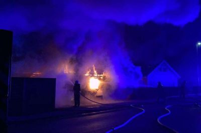 Mandag blev en barsk dag for Brand & Redning Midtvest med to dødsbrande i henholdsvis Isenvad og Brande. Her ses huset i Isenvad, hvor en 84-årig kvinde mistede livet. Foto: Holck-Photo