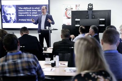 Dagens foredragsholder, chief operating officer i KK Wind Solutions, Thomas R. Olsen, havde presset mødet ind mellem et par rejser. For kort tid siden var han et smut i Canada og snart går turen til Kina. Det skyldes, at virksomheden vokser. Det gør blot ledelsesopgaven endnu vigtigere. Foto: Henrik Ole jensen