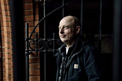 Det ligner det gamle rådhus, siger Chresten Bergh, ny fotograf på Herning Folkeblad, om tinghuset, hvis port blev valgt til en fotoseance. Her er fotografen rammet ind af lågens gitter, mens portåbningen giver mulighed for at lege med samspillet mellem lys og skygge. Foto: Jacob Hove (med hjælp)