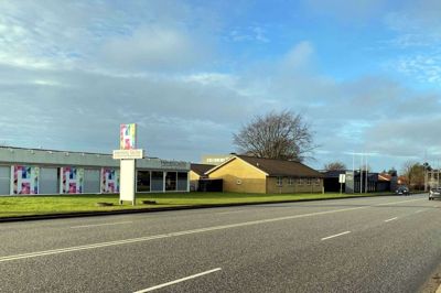 Det er fire grunde ud til Messevejen, som er tiltænkt en ny Lidl-butik. Herning Skilte og hotellet Sov Godt Herning ønsker dog ikke at flytte og afventer spændt, om Lidl-planerne bliver til noget. Foto: Kenneth Meinby Sørensen
