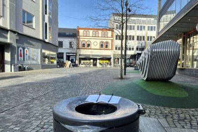 De små affaldsspande i gågaden er ikke beregnet til mad- og husholdningsaffald, oplyser Drift og Service ved Herning Kommune, som har følt sig nødsaget til at gøre opmærksom på problemet med små papirsedler - som her på en affaldsspand i Bryggergade. Foto: Bo Lundgaard
