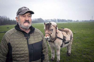 73-årige John Sørensen og 25-årige Marster har et unikt samarbejde, der har bragt dem til tops adskillige gange ved danske og nordiske mesterskaber i den gamle kunst at slæbe tømmer. Foto: Steen Don