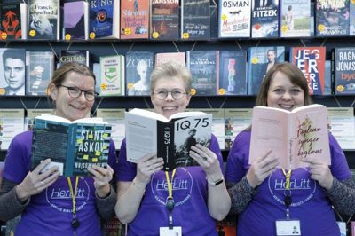 Hanne Riis Nielsen, Karen Smith-Andersen og Liselotte Skovgaard Dremstrup står bag årets litteraturfestival. Her ses de med tre af de bøger, som det kommer til at handle om på festivalen. Foto: Henrik OLe Jensen
