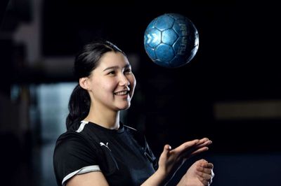 Ajla Knudsen Jørgensen kan allerede i en alder af 16 år kalde sig selv for A-landsholdsspiller i håndbold. Den unge grønlænder har både sportsligt og personligt fået et løft under sit foreløbige seks måneder lange ophold i Ikast. Foto: Chresten Bergh