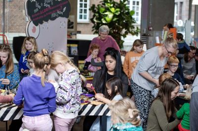 Der var godt gang i de kreative evner på biblioteket i Herning. Foto: Chresten Bergh